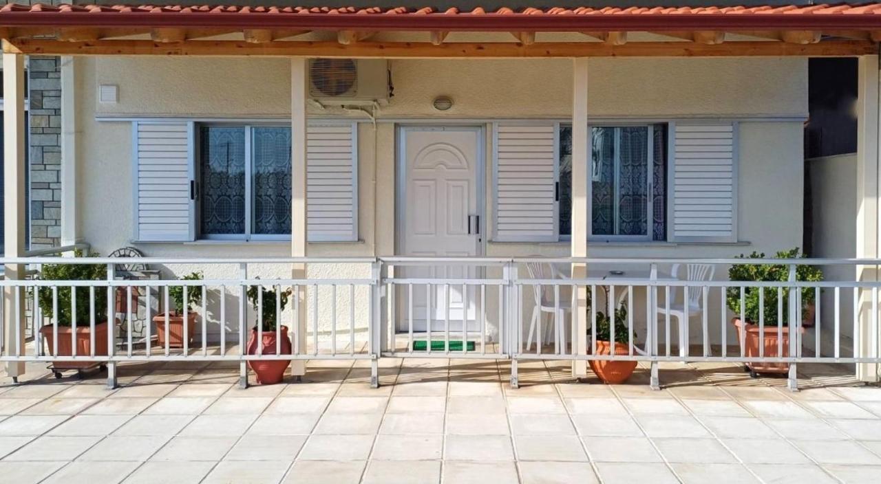 Poly'S House Apartment เนอาวรัสนา ภายนอก รูปภาพ